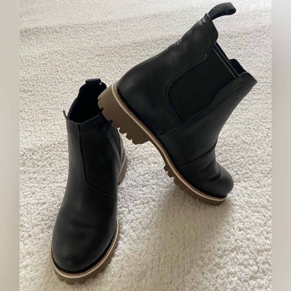 Chacos women’s field Chelsea boot - size 7